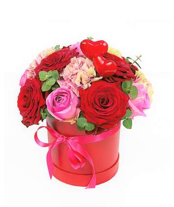 Raudonų ir rožinių spalvų kompozicija dėžutėje su širdelėmis